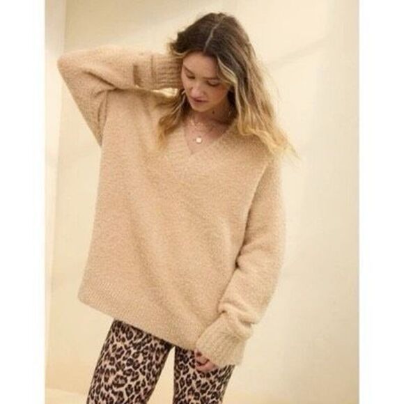 aerie Sweaters - Aerie Teddy Boucle Tan V Neck Oversized Sweater Size Small NWOT